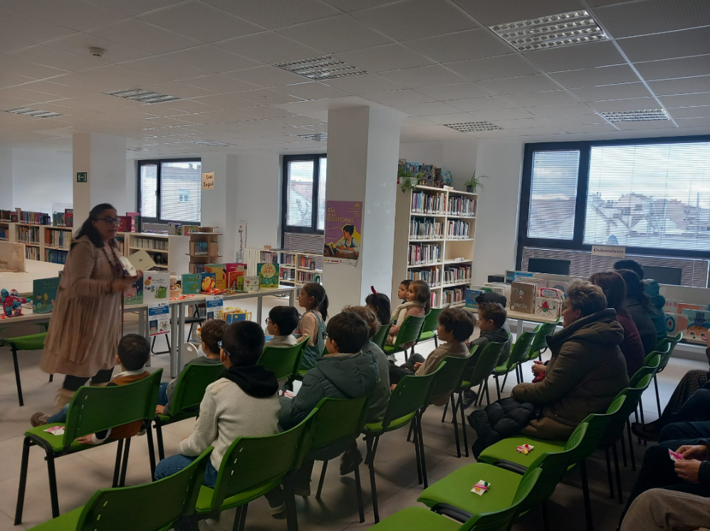 Cuentacuentos infantil: escuchando cuentos nos sentimos súper contentos